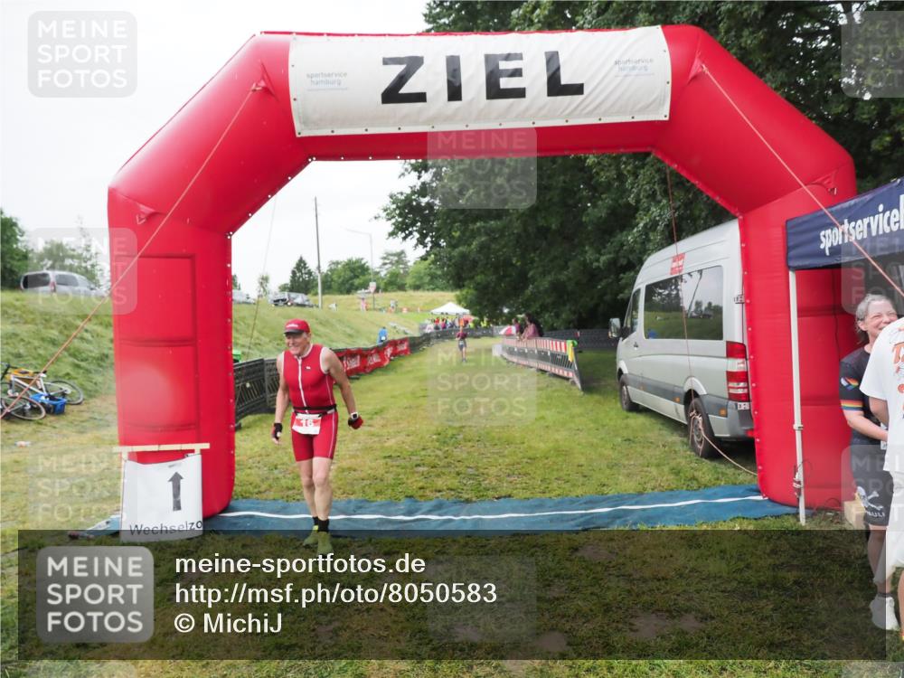 21.06.2025 - 27. Vierlanden-Triathlon MichiJ http://msf.ph/oto/8050583 15.06.2026 14:48:27 Ziel 16 meine-sportfotos.de