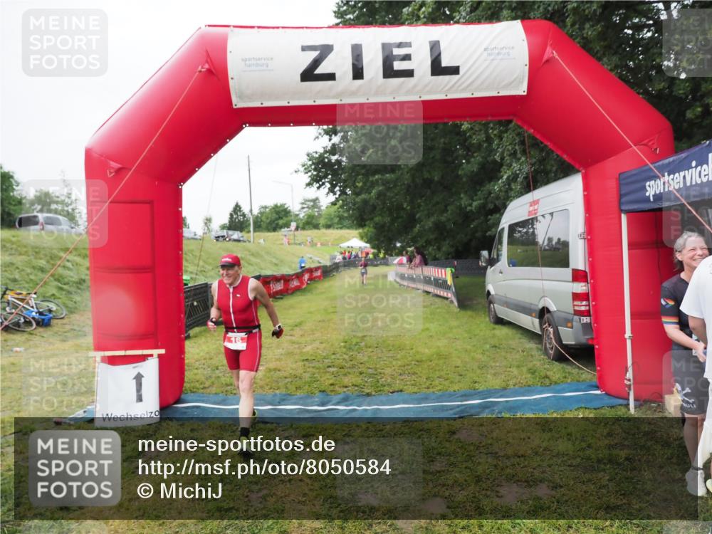 21.06.2025 - 27. Vierlanden-Triathlon MichiJ http://msf.ph/oto/8050584 15.06.2026 14:48:27 Ziel 16 meine-sportfotos.de