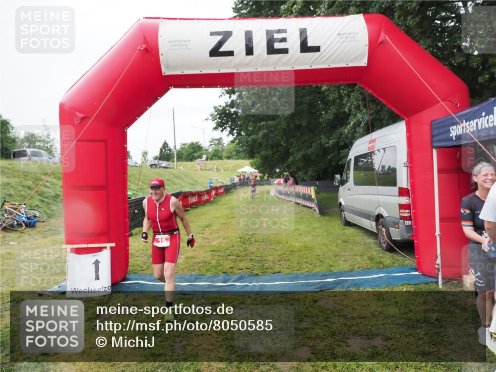 21.06.2025 - 27. Vierlanden-Triathlon MichiJ http://msf.ph/oto/8050585 15.06.2026 14:48:27 Ziel 16 meine-sportfotos.de