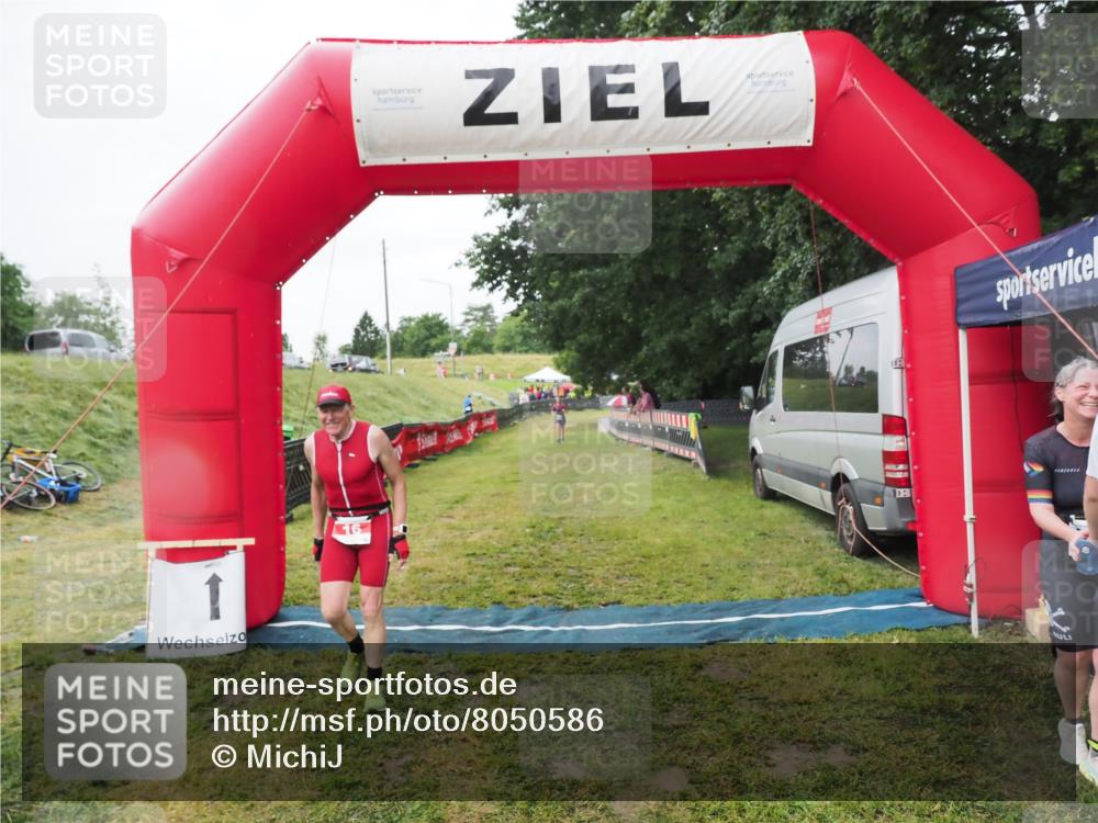 21.06.2025 - 27. Vierlanden-Triathlon MichiJ http://msf.ph/oto/8050586 15.06.2026 14:48:27 Ziel 16 meine-sportfotos.de