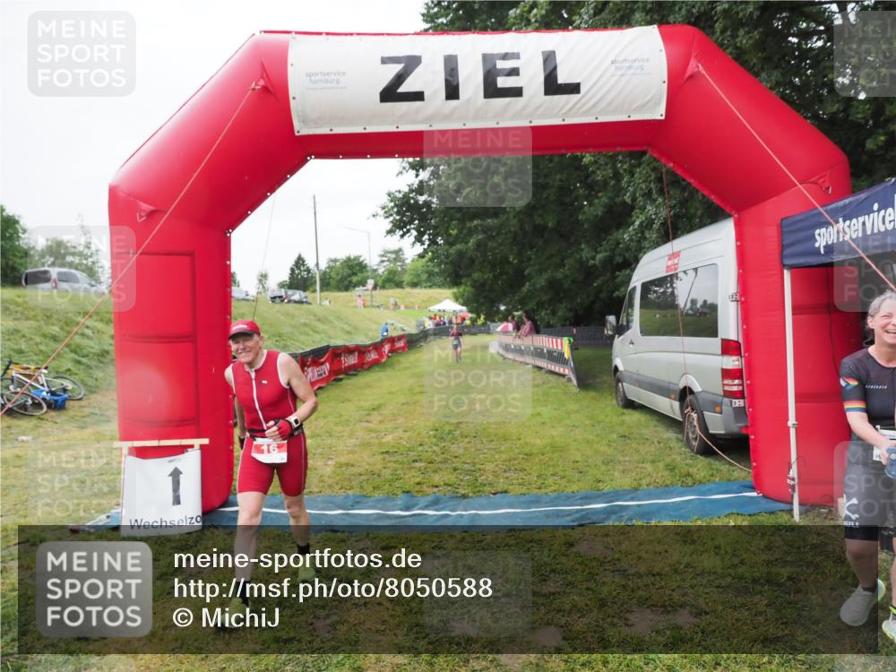 21.06.2025 - 27. Vierlanden-Triathlon MichiJ http://msf.ph/oto/8050588 15.06.2026 14:48:27 Ziel 16 meine-sportfotos.de