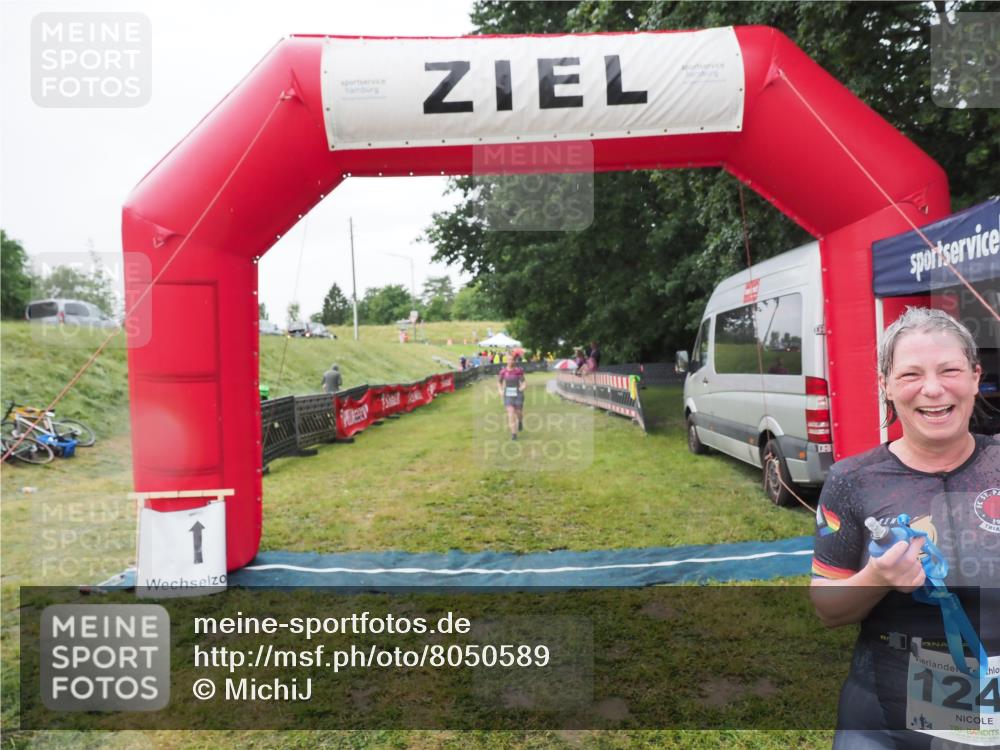 21.06.2025 - 27. Vierlanden-Triathlon MichiJ http://msf.ph/oto/8050589 15.06.2026 14:48:32 Ziel 16, 1301 meine-sportfotos.de