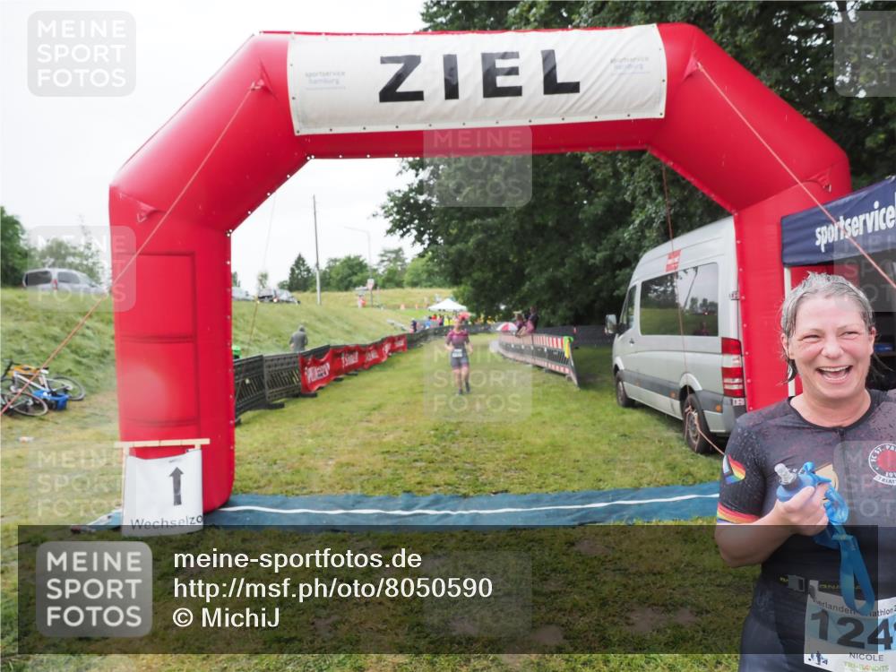 21.06.2025 - 27. Vierlanden-Triathlon MichiJ http://msf.ph/oto/8050590 15.06.2026 14:48:32 Ziel 16, 1301 meine-sportfotos.de