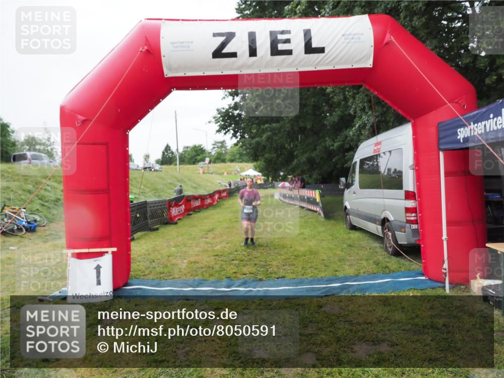 21.06.2025 - 27. Vierlanden-Triathlon MichiJ http://msf.ph/oto/8050591 15.06.2026 14:48:34 Ziel 1301 meine-sportfotos.de