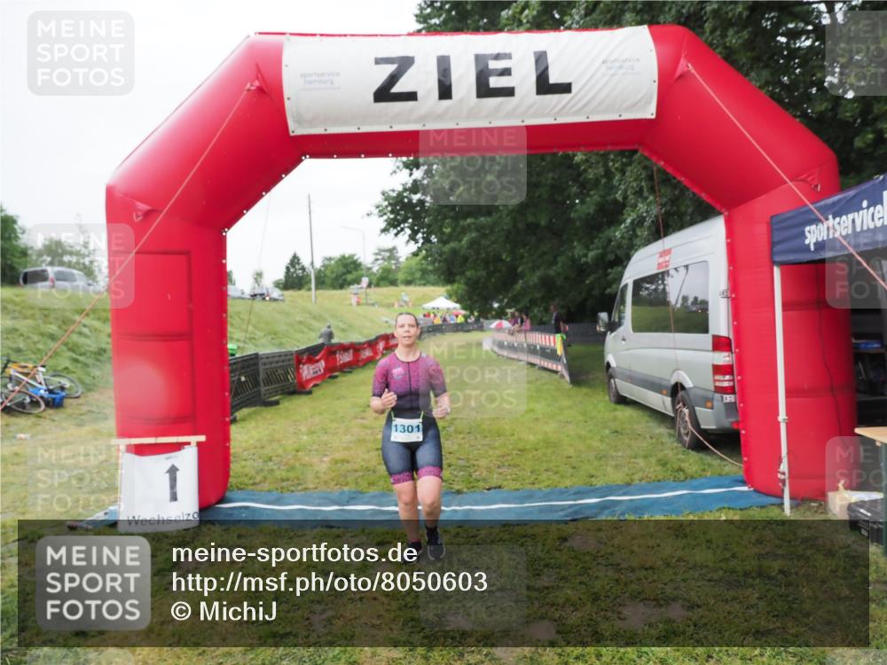 21.06.2025 - 27. Vierlanden-Triathlon MichiJ http://msf.ph/oto/8050603 15.06.2026 14:48:36 Ziel 1301 meine-sportfotos.de