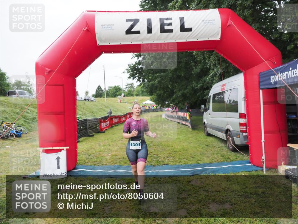 21.06.2025 - 27. Vierlanden-Triathlon MichiJ http://msf.ph/oto/8050604 15.06.2026 14:48:36 Ziel 1301 meine-sportfotos.de