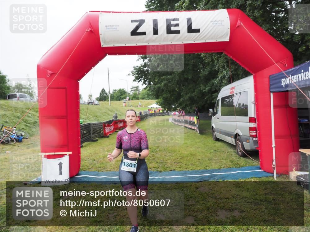 21.06.2025 - 27. Vierlanden-Triathlon MichiJ http://msf.ph/oto/8050607 15.06.2026 14:48:36 Ziel 1301 meine-sportfotos.de