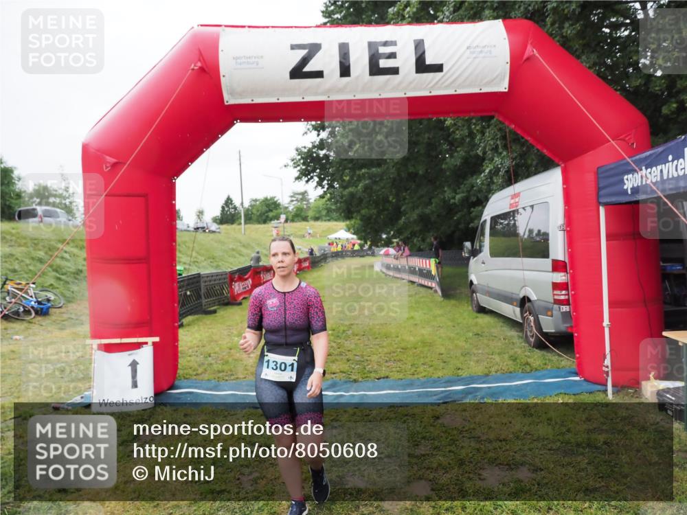 21.06.2025 - 27. Vierlanden-Triathlon MichiJ http://msf.ph/oto/8050608 15.06.2026 14:48:37 Ziel 1301 meine-sportfotos.de