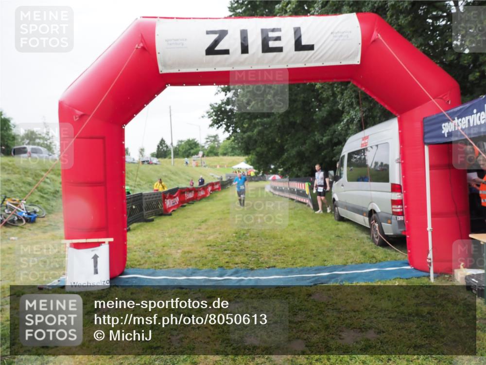 21.06.2025 - 27. Vierlanden-Triathlon MichiJ http://msf.ph/oto/8050613 15.06.2026 14:48:51 Ziel 812 meine-sportfotos.de