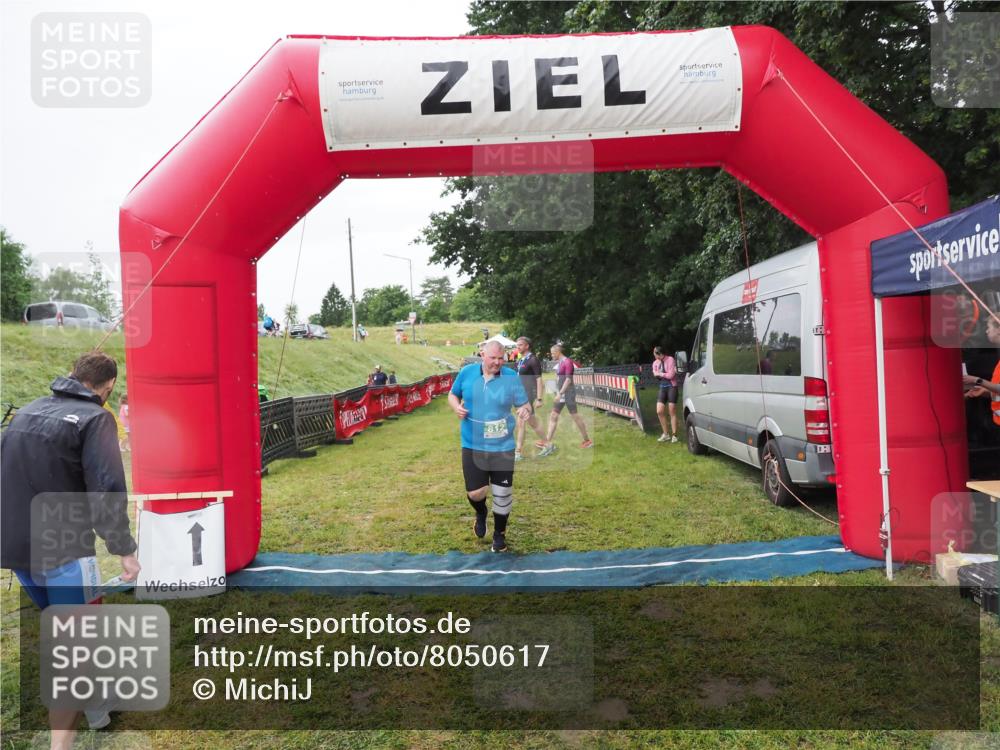 21.06.2025 - 27. Vierlanden-Triathlon MichiJ http://msf.ph/oto/8050617 15.06.2026 14:48:55 Ziel 812 meine-sportfotos.de