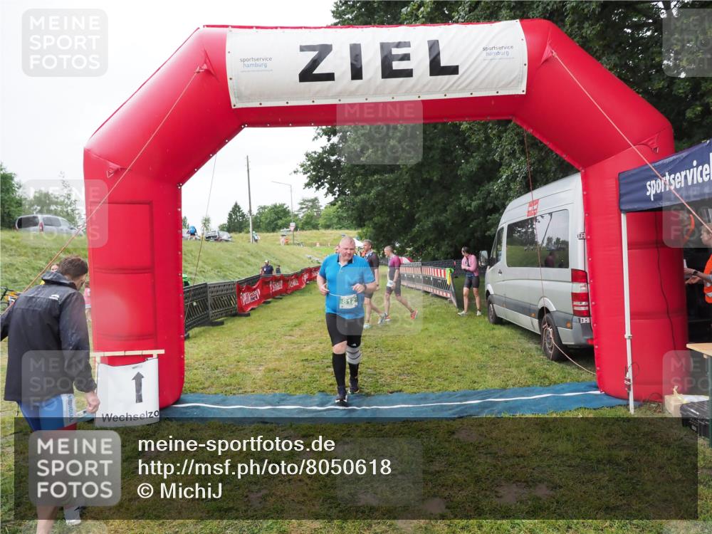 21.06.2025 - 27. Vierlanden-Triathlon MichiJ http://msf.ph/oto/8050618 15.06.2026 14:48:55 Ziel 812 meine-sportfotos.de