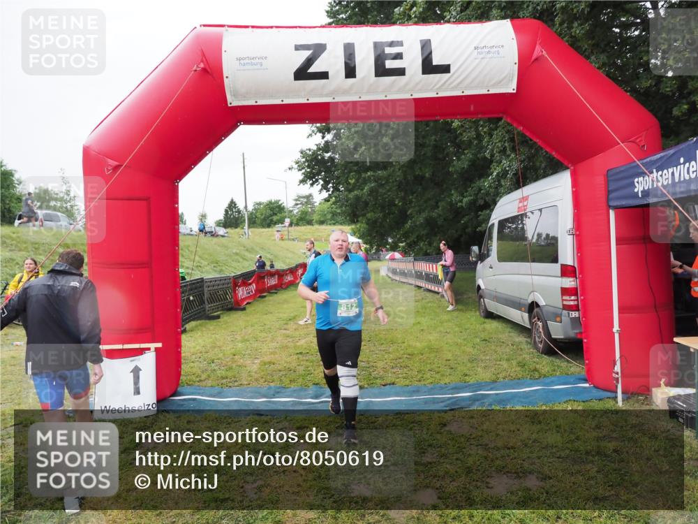 21.06.2025 - 27. Vierlanden-Triathlon MichiJ http://msf.ph/oto/8050619 15.06.2026 14:48:56 Ziel 812 meine-sportfotos.de