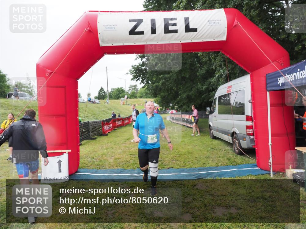 21.06.2025 - 27. Vierlanden-Triathlon MichiJ http://msf.ph/oto/8050620 15.06.2026 14:48:56 Ziel 812 meine-sportfotos.de
