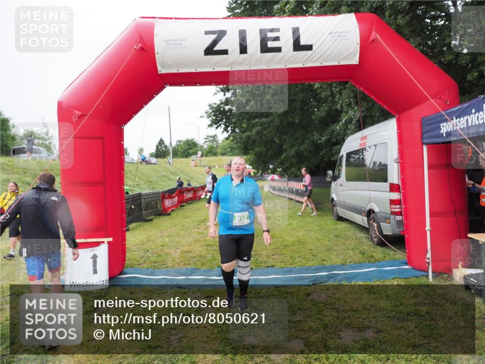 21.06.2025 - 27. Vierlanden-Triathlon MichiJ http://msf.ph/oto/8050621 15.06.2026 14:48:56 Ziel 812 meine-sportfotos.de