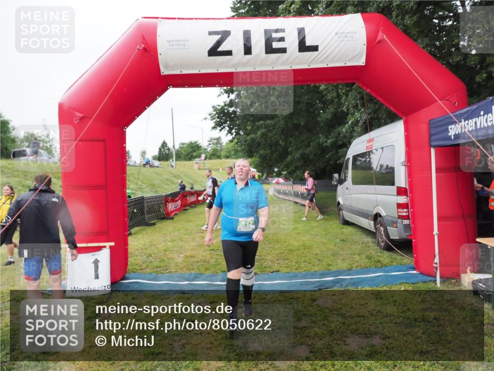 21.06.2025 - 27. Vierlanden-Triathlon MichiJ http://msf.ph/oto/8050622 15.06.2026 14:48:56 Ziel 812 meine-sportfotos.de
