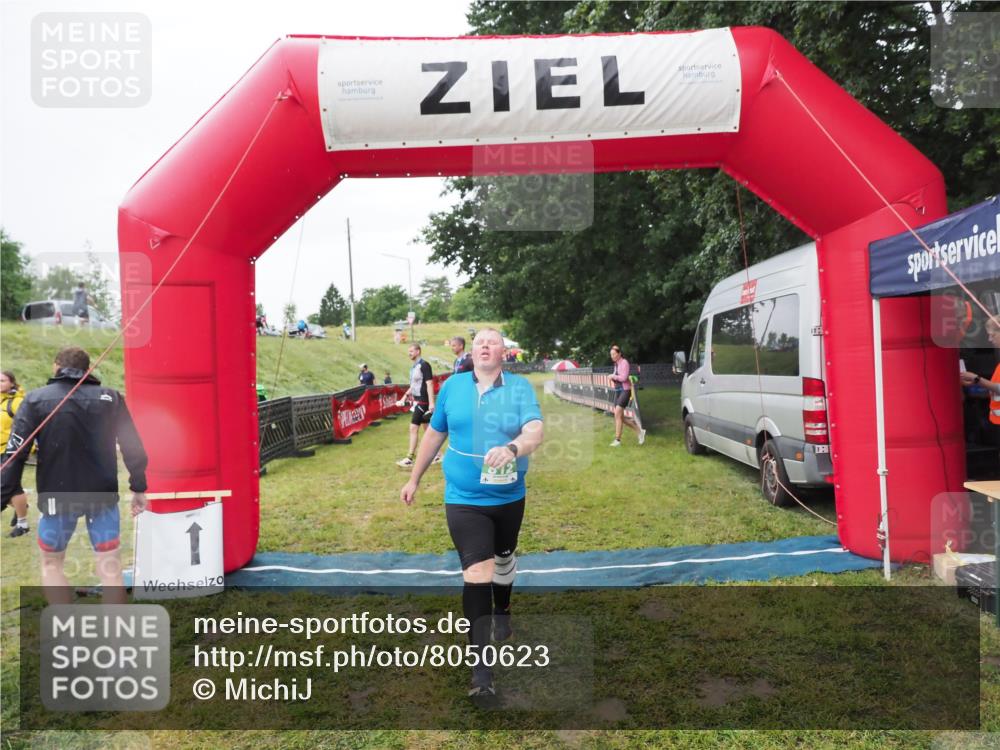 21.06.2025 - 27. Vierlanden-Triathlon MichiJ http://msf.ph/oto/8050623 15.06.2026 14:48:56 Ziel 812 meine-sportfotos.de