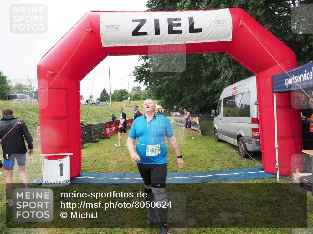 21.06.2025 - 27. Vierlanden-Triathlon MichiJ http://msf.ph/oto/8050624 15.06.2026 14:48:57 Ziel 812 meine-sportfotos.de