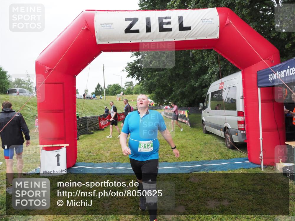 21.06.2025 - 27. Vierlanden-Triathlon MichiJ http://msf.ph/oto/8050625 15.06.2026 14:48:57 Ziel 812 meine-sportfotos.de