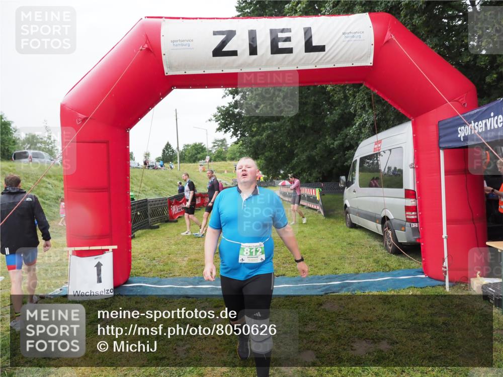 21.06.2025 - 27. Vierlanden-Triathlon MichiJ http://msf.ph/oto/8050626 15.06.2026 14:48:57 Ziel 812 meine-sportfotos.de
