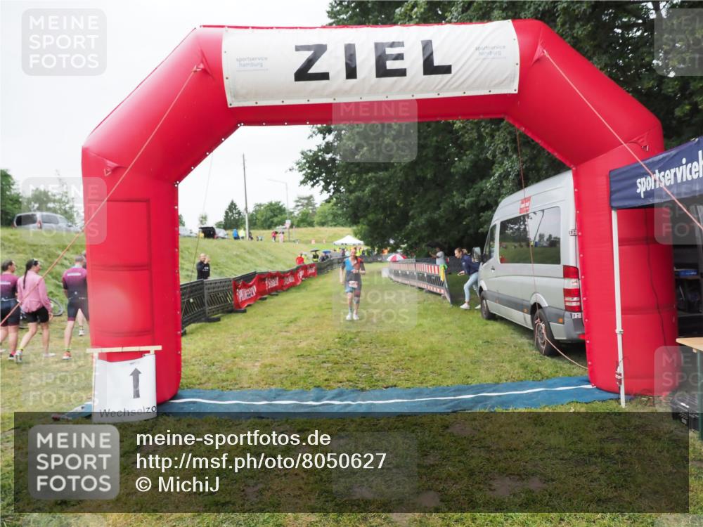 21.06.2025 - 27. Vierlanden-Triathlon MichiJ http://msf.ph/oto/8050627 15.06.2026 14:52:39 Ziel 213 meine-sportfotos.de