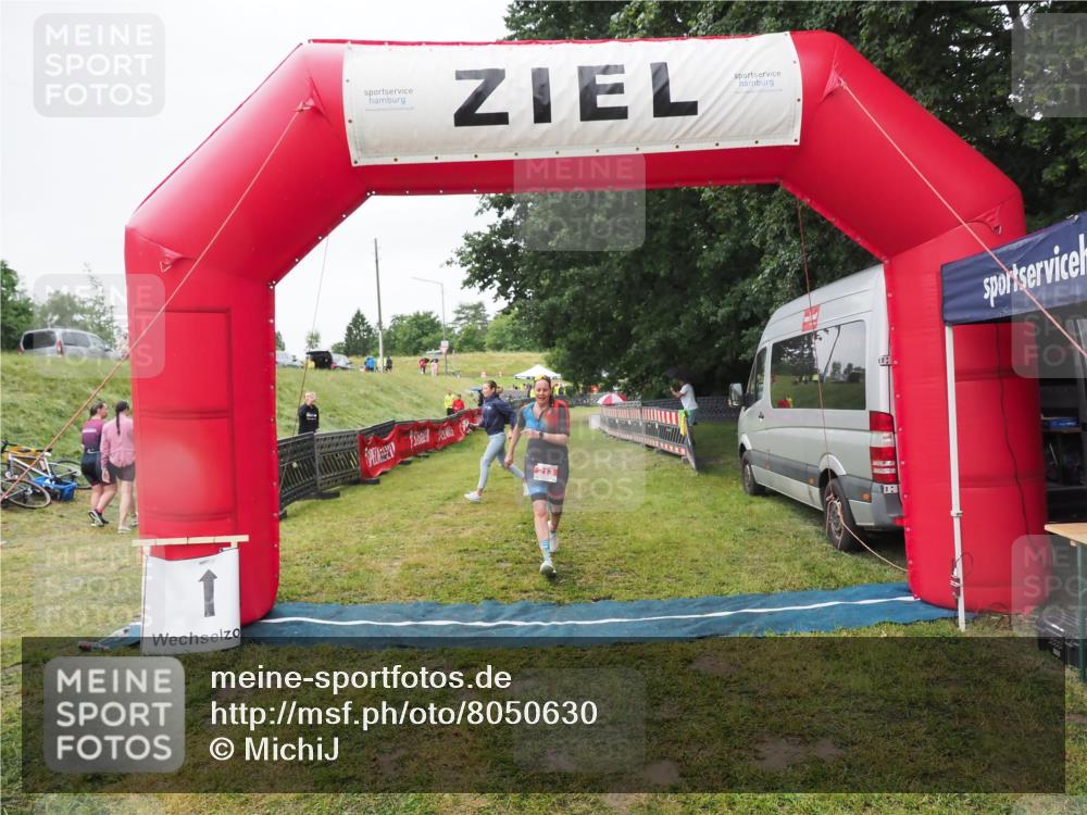 21.06.2025 - 27. Vierlanden-Triathlon MichiJ http://msf.ph/oto/8050630 15.06.2026 14:52:41 Ziel 213 meine-sportfotos.de
