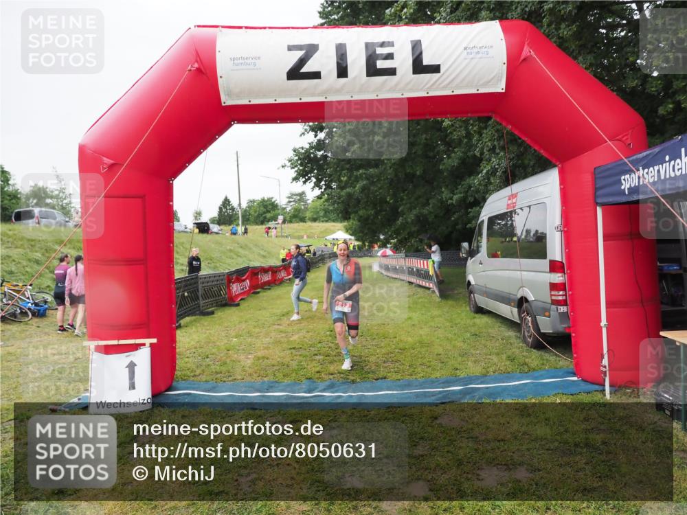 21.06.2025 - 27. Vierlanden-Triathlon MichiJ http://msf.ph/oto/8050631 15.06.2026 14:52:41 Ziel 213 meine-sportfotos.de
