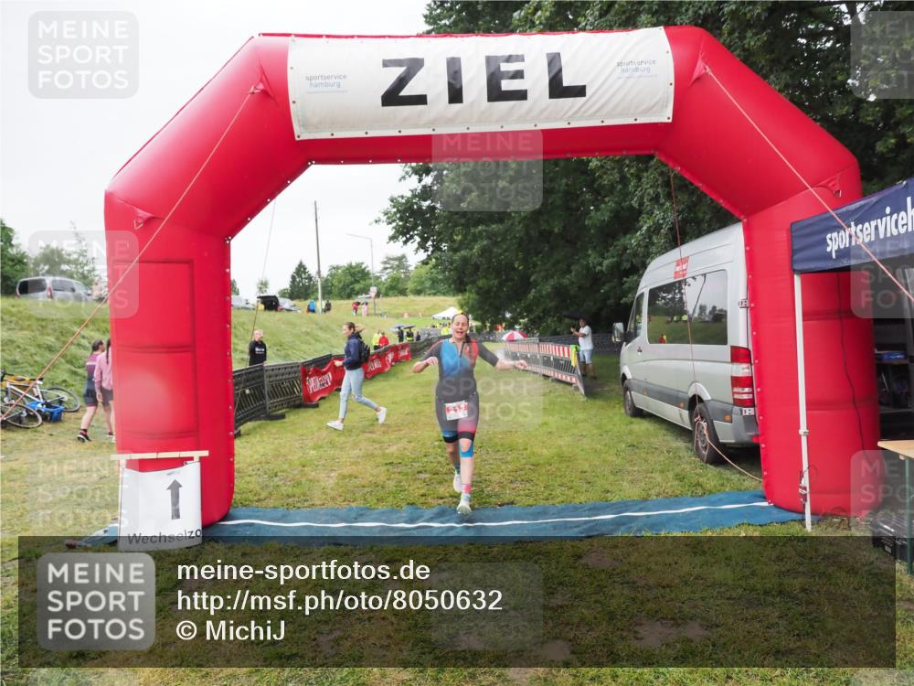 21.06.2025 - 27. Vierlanden-Triathlon MichiJ http://msf.ph/oto/8050632 15.06.2026 14:52:41 Ziel 213 meine-sportfotos.de
