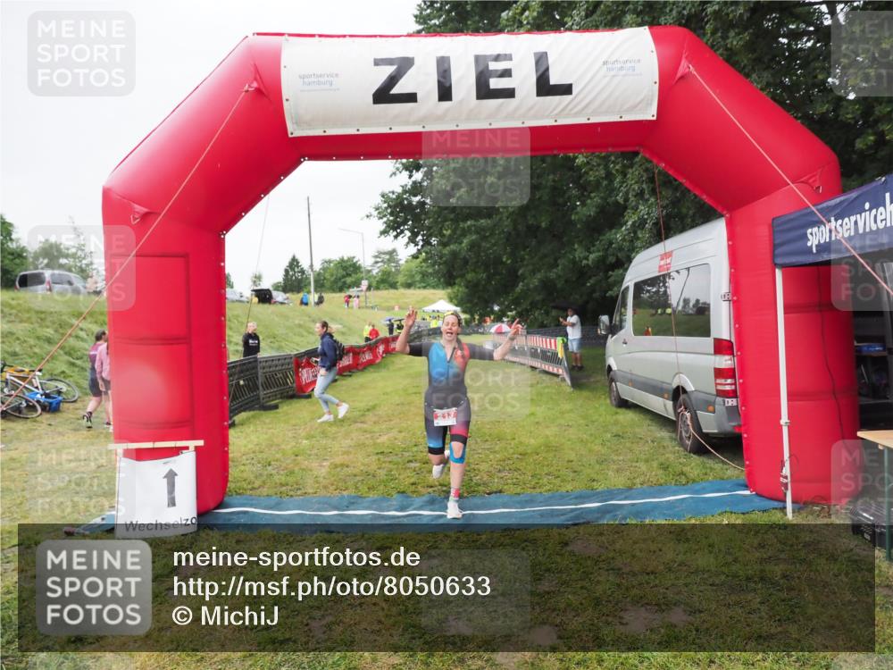 21.06.2025 - 27. Vierlanden-Triathlon MichiJ http://msf.ph/oto/8050633 15.06.2026 14:52:41 Ziel 213 meine-sportfotos.de