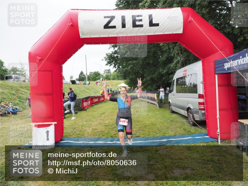 21.06.2025 - 27. Vierlanden-Triathlon MichiJ http://msf.ph/oto/8050636 15.06.2026 14:52:42 Ziel 213 meine-sportfotos.de