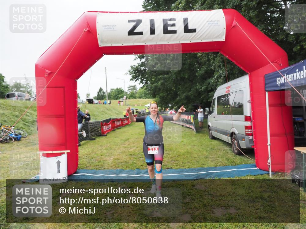 21.06.2025 - 27. Vierlanden-Triathlon MichiJ http://msf.ph/oto/8050638 15.06.2026 14:52:42 Ziel 213 meine-sportfotos.de