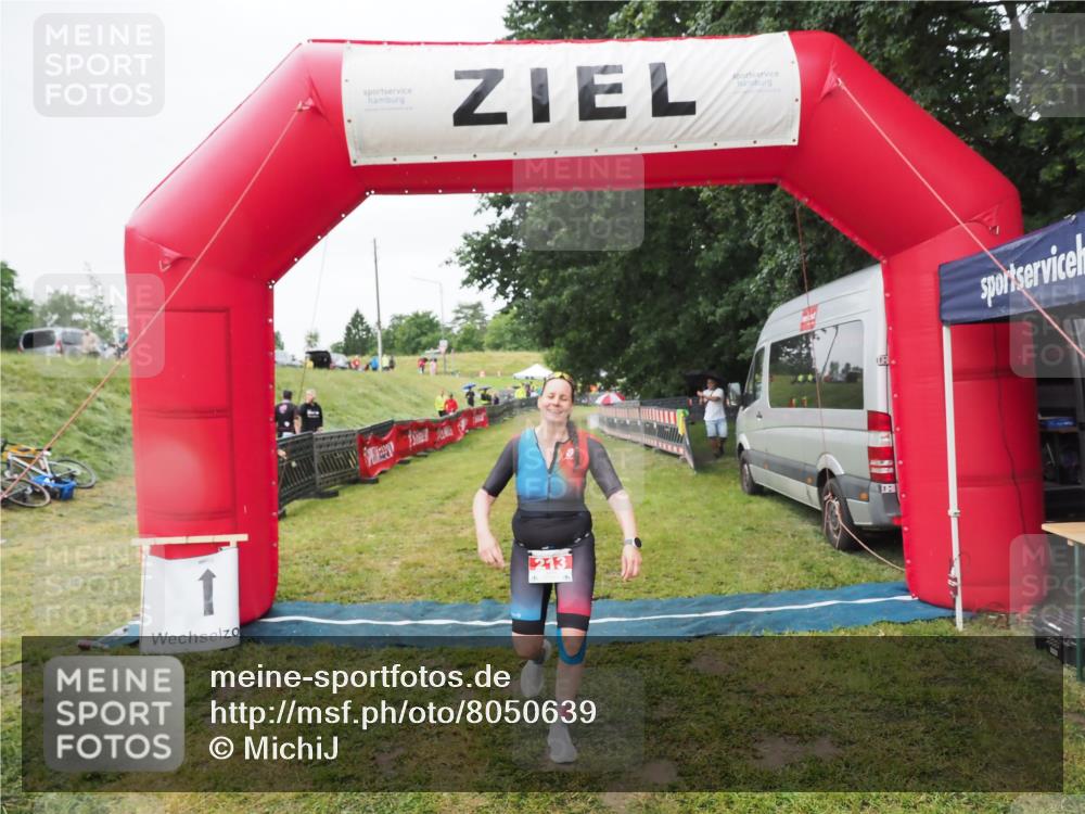 21.06.2025 - 27. Vierlanden-Triathlon MichiJ http://msf.ph/oto/8050639 15.06.2026 14:52:42 Ziel 213 meine-sportfotos.de