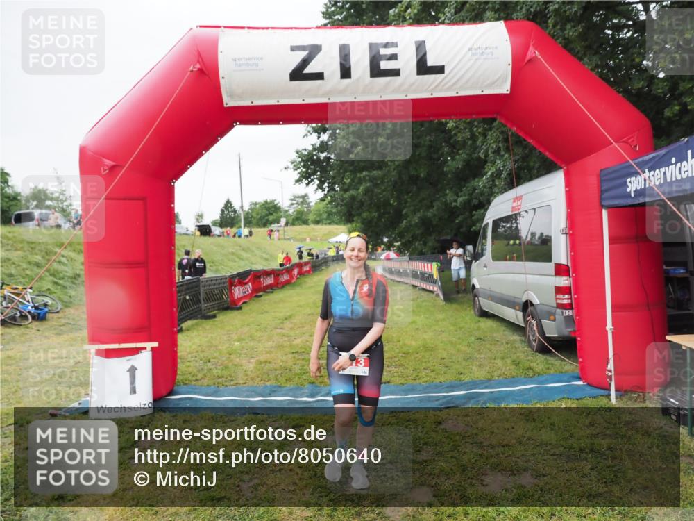 21.06.2025 - 27. Vierlanden-Triathlon MichiJ http://msf.ph/oto/8050640 15.06.2026 14:52:42 Ziel 213 meine-sportfotos.de