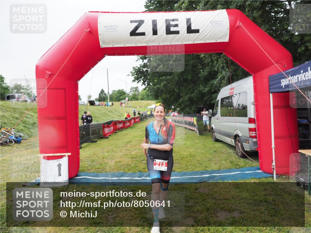21.06.2025 - 27. Vierlanden-Triathlon MichiJ http://msf.ph/oto/8050641 15.06.2026 14:52:42 Ziel 213 meine-sportfotos.de