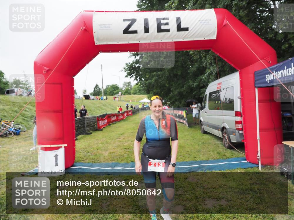 21.06.2025 - 27. Vierlanden-Triathlon MichiJ http://msf.ph/oto/8050642 15.06.2026 14:52:43 Ziel 213 meine-sportfotos.de