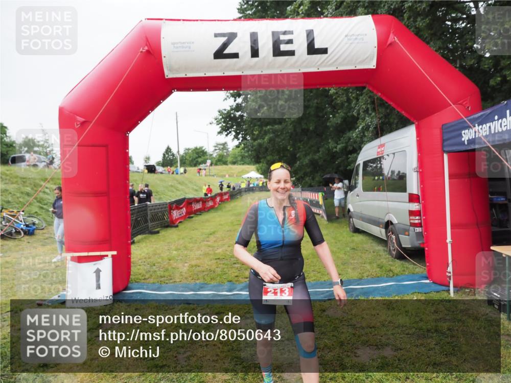 21.06.2025 - 27. Vierlanden-Triathlon MichiJ http://msf.ph/oto/8050643 15.06.2026 14:52:43 Ziel 213 meine-sportfotos.de