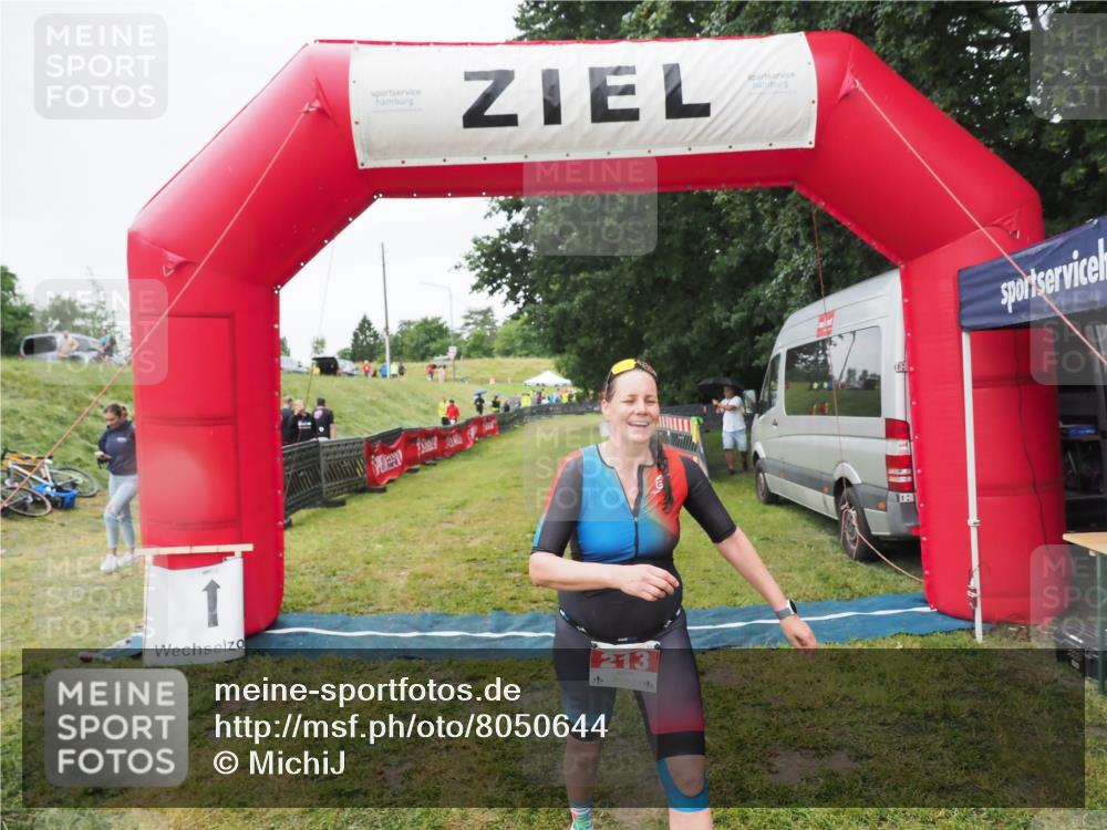 21.06.2025 - 27. Vierlanden-Triathlon MichiJ http://msf.ph/oto/8050644 15.06.2026 14:52:43 Ziel 213 meine-sportfotos.de