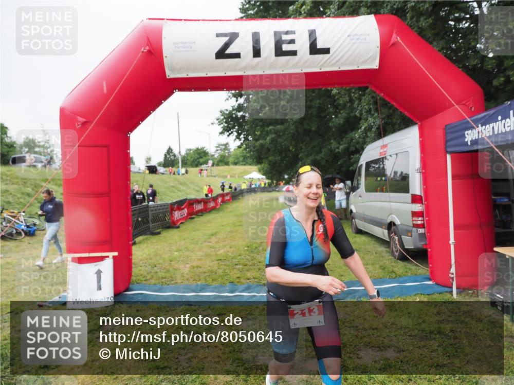 21.06.2025 - 27. Vierlanden-Triathlon MichiJ http://msf.ph/oto/8050645 15.06.2026 14:52:43 Ziel 213 meine-sportfotos.de