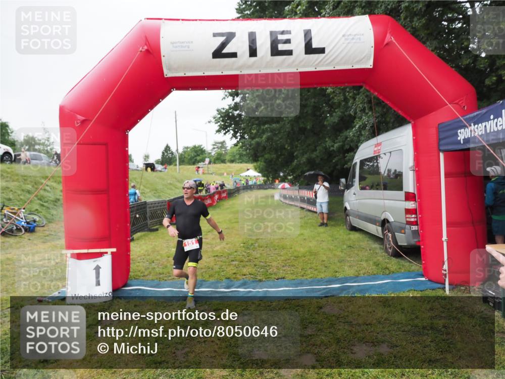 21.06.2025 - 27. Vierlanden-Triathlon MichiJ http://msf.ph/oto/8050646 15.06.2026 14:53:04 Ziel 151 meine-sportfotos.de