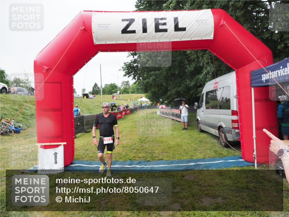 21.06.2025 - 27. Vierlanden-Triathlon MichiJ http://msf.ph/oto/8050647 15.06.2026 14:53:04 Ziel 151 meine-sportfotos.de