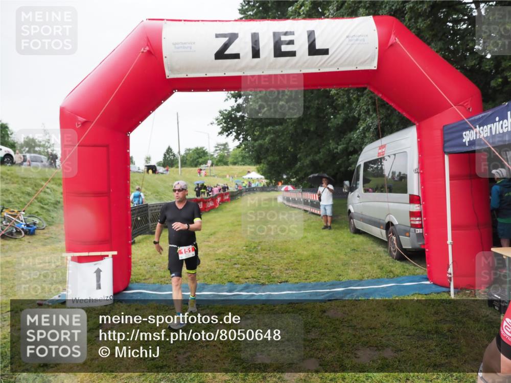 21.06.2025 - 27. Vierlanden-Triathlon MichiJ http://msf.ph/oto/8050648 15.06.2026 14:53:04 Ziel 151 meine-sportfotos.de
