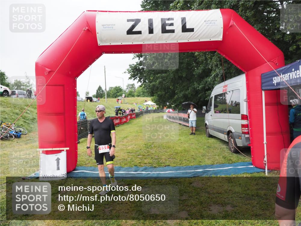 21.06.2025 - 27. Vierlanden-Triathlon MichiJ http://msf.ph/oto/8050650 15.06.2026 14:53:04 Ziel 151 meine-sportfotos.de