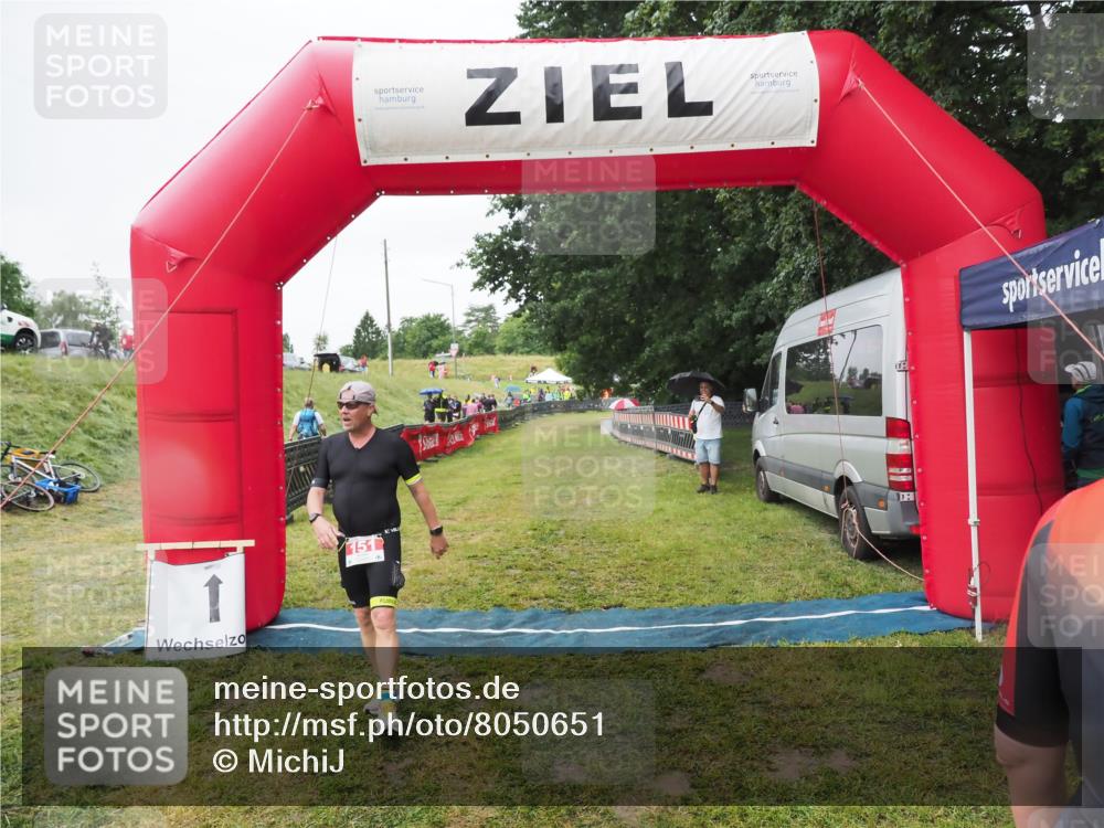 21.06.2025 - 27. Vierlanden-Triathlon MichiJ http://msf.ph/oto/8050651 15.06.2026 14:53:04 Ziel 151 meine-sportfotos.de