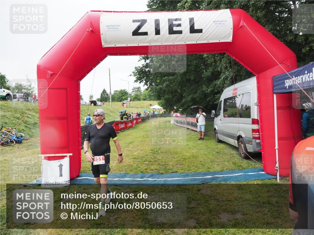 21.06.2025 - 27. Vierlanden-Triathlon MichiJ http://msf.ph/oto/8050653 15.06.2026 14:53:05 Ziel 151 meine-sportfotos.de