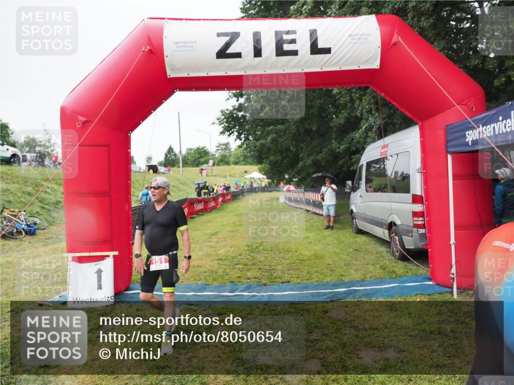 21.06.2025 - 27. Vierlanden-Triathlon MichiJ http://msf.ph/oto/8050654 15.06.2026 14:53:05 Ziel 151 meine-sportfotos.de