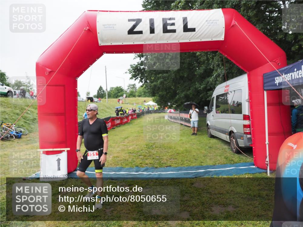 21.06.2025 - 27. Vierlanden-Triathlon MichiJ http://msf.ph/oto/8050655 15.06.2026 14:53:05 Ziel 151 meine-sportfotos.de