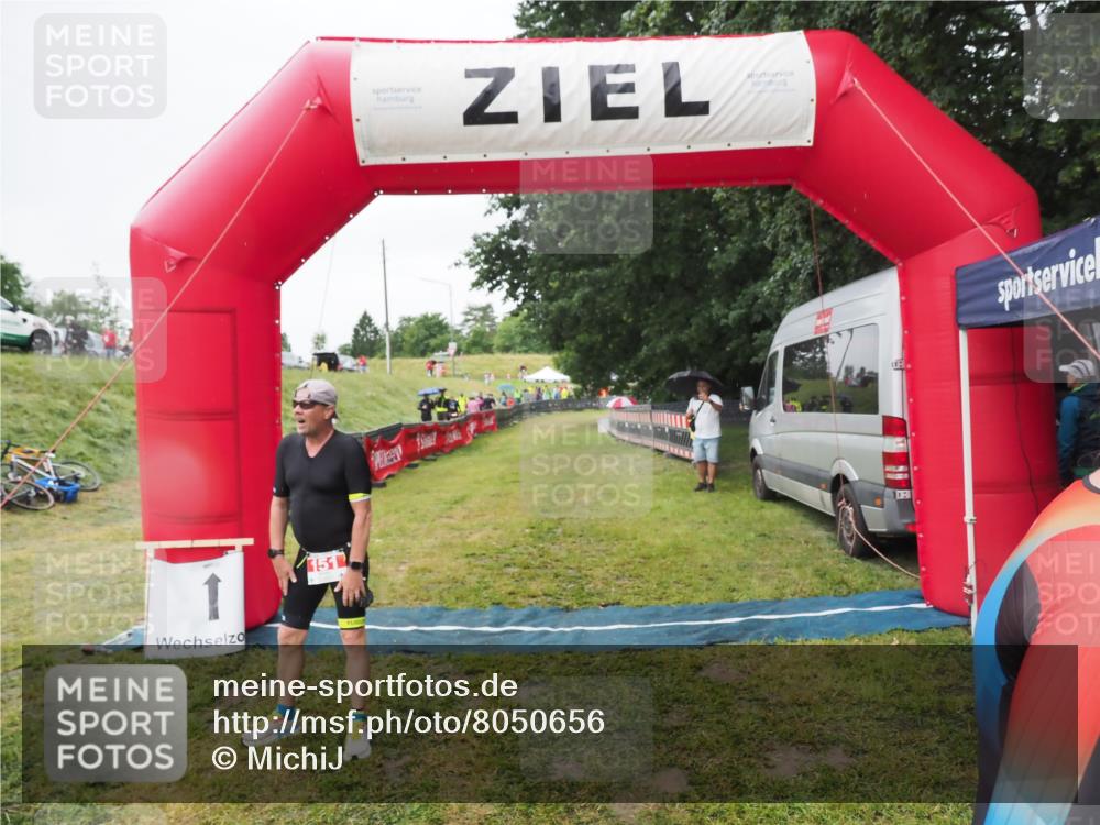 21.06.2025 - 27. Vierlanden-Triathlon MichiJ http://msf.ph/oto/8050656 15.06.2026 14:53:05 Ziel 151 meine-sportfotos.de