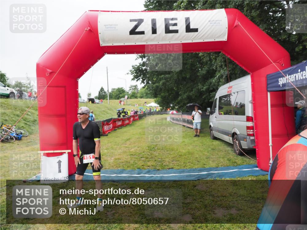 21.06.2025 - 27. Vierlanden-Triathlon MichiJ http://msf.ph/oto/8050657 15.06.2026 14:53:05 Ziel 151 meine-sportfotos.de