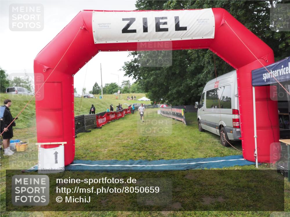 21.06.2025 - 27. Vierlanden-Triathlon MichiJ http://msf.ph/oto/8050659 15.06.2026 15:07:36 Ziel 58 meine-sportfotos.de