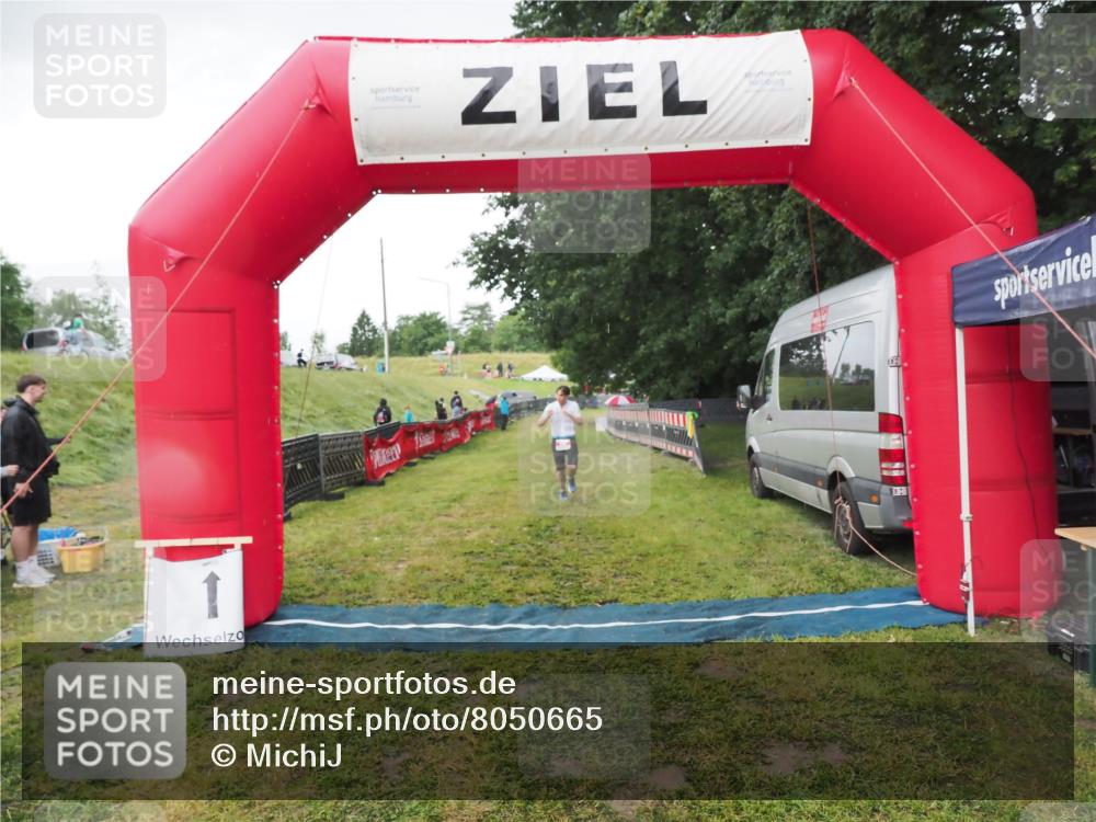 21.06.2025 - 27. Vierlanden-Triathlon MichiJ http://msf.ph/oto/8050665 15.06.2026 15:07:38 Ziel 58 meine-sportfotos.de
