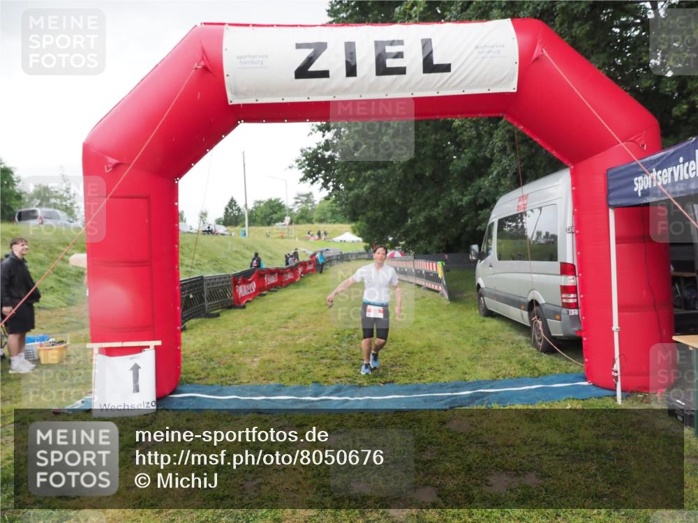 21.06.2025 - 27. Vierlanden-Triathlon MichiJ http://msf.ph/oto/8050676 15.06.2026 15:07:40 Ziel 58 meine-sportfotos.de